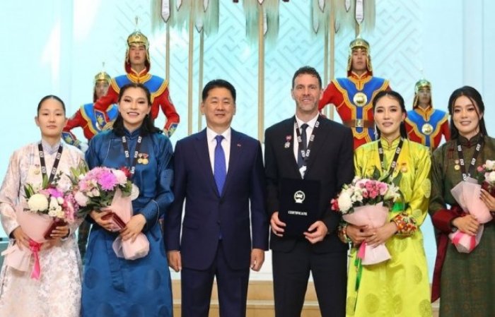 历史性获得世界亚军后 蒙古三人女篮受蒙古国总统接见